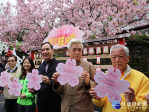 新北市長朱立倫17日出席淡水區公所於天元宮舉辦的賞櫻活動。（圖／記者黃村杉攝）