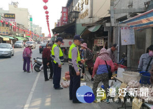 北港警方展現公權力，持行清道專案，維護宗教觀光聖地美名。（記者陳昭宗拍攝）