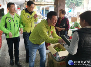 新北市議員李坤城、黃俊哲到中和民享市場和鄉親推薦議員參選人台大學弟張志豪。（圖／記者黃村杉攝）