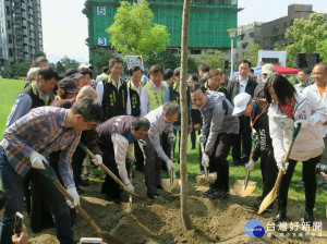 市長朱立倫、議員劉美芳、周勝考等於板橋埔墘公園一同種下新北市自2006年以來累積種植的第115萬棵樹木。（圖／記者黃村杉攝）