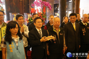 彰化鹿港龍王祭活動活動日期擲筊擇日，由縣長魏明谷與龍舟委員會新任主任委員凃淑媚共同擲筊請示，與會貴賓還有鹿港鎮公所秘書黃新東 、福興鄉長粘澧淞、鹿港鎮代會主席許志宏、彰化縣文化局長陳文彬、龍山寺管委會主委施輝雄、鹿港文教基金會董事長王康壽、鹿港至誠慈善會會長陳玉忠等人。