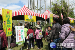 羅東林管處贈苗活動總是大排長龍。（圖／羅東林管處提供）