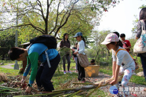 小朋友利用樹幹枯枝打造生物旅館。