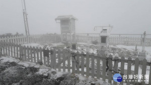 玉山清晨達到零下0.8度，在水氣充足下，於上午7時25分飄雪逾2小時。（圖／氣象局提供）