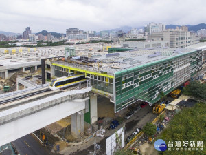 台北捷運公司表示，為因應雙北捷運環狀線第一階段營運，繼年初招募之後，北捷將再補進72名人力，職缺項目各類維修、APP開發、程式設計、企劃等人員，薪水則為新台幣3.48萬元至5.62萬元不等。（圖／新北市捷運局提供）