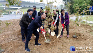 參加國際森林日植樹活動貴賓一起種下青楓等原生景觀樹種。