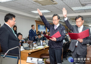 桃園市長鄭文燦主持新任的捷運工程局長陳文德（右一）、資訊科技局長陳崗熒就職宣誓典禮。