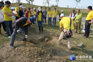 愛樹民眾主動在西拉雅景區種下黃金風鈴木。