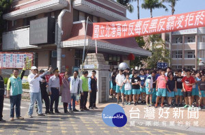 北港高中舉辦「友善校園及防治藥物濫用健康路跑活動」，在縣議員蔡岳儒、鎮長張勝智、校長傅國樑、分局長廖志明及國策顧問吳錦銘等人鳴槍下起跑。（記者陳昭宗拍攝）