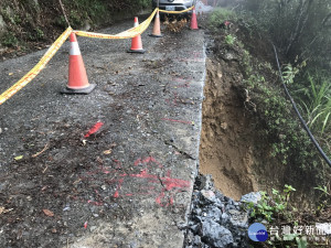 人倫林道8.5K路基掏空現況。