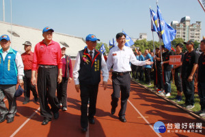 縣長林明溱校閱二千餘選手。（記者扶小萍攝）