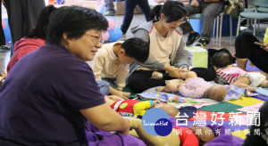 

弘光科技大學幼兒保育系與IAIM台灣國際嬰幼兒按摩協會，24日在台中市大甲婦女福利服務中心舉辦「107年度親子按摩樂」活動，，專家現場教家長替寶寶按摩促進健康，增進親子親密關係。（記者陳榮昌攝）