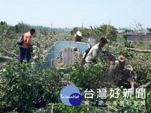 北港鎮公所於清明前夕雇員整理轄內墓園環境，便民服務讓鄉親「揪感心」。