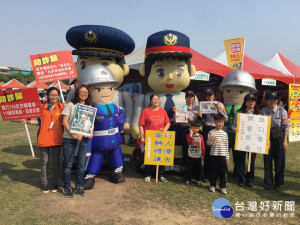 太平警方在枇杷節中宣導防詐。林重鎣攝