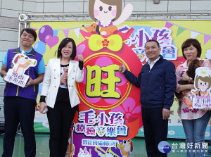 劉美芳議員與前副市長侯友宜出席高喊「幸福旺旺來」，一起為新北市毛小孩祈福。（圖／記者黃村杉攝）