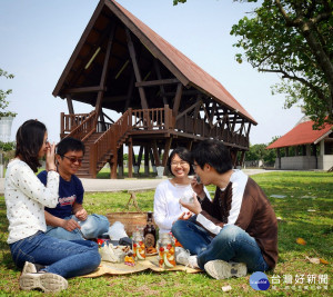 十三行提供三明治DIY，讓星兒們帶著自製的餐點到十三行陽光廣場高腳屋野餐，感受滿滿陽光微風綠意的悠閒時光。（圖／十三行提供）