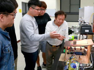 圖說：中正大學光機電所教授王欽戊帶領團隊，以4項發明專利技術開發「節能減熱變色窗」，未來可用來偵測空氣的pH值，保障工廠環境品質。