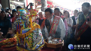 進香主委邱建富與進香大總理白鴻森(在邱後面)端視已換完新龍袍的媽祖神尊。圖／彰化市公所提供