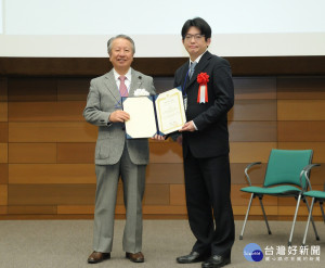 中原大學化工系教授張雍(右)，獲頒2017「傑出亞洲研究員暨工程師獎」。

