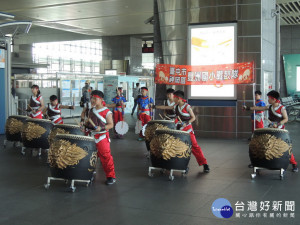 豐洲國小戰鼓隊在高鐵台中站演出。林重鎣攝