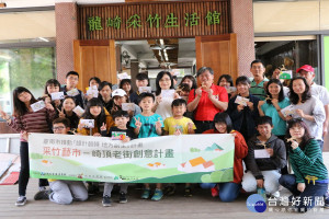 社區民眾與學生一起參與竹編傳承。