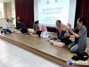 桃園醫院急診結合社區教學     劉美玲護理長現場CPR示範操作