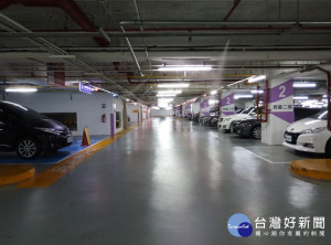 台鐵表示，為提升台北車站停車場服務品質，該站已在停車位裝設全彩LED地燈，並提供全新的APP導航服務，讓使用者停車更方便。（圖／fun臺鐵Facebook）