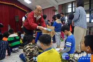 壯圍鄉長簡文魁到壯圍國小贈送兒童節禮物。（圖／壯圍鄉公所提供）