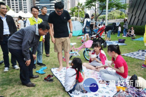 桃園市長鄭文燦前往桃園藝文廣場，出席「2018桃園鐵玫瑰社區日」。

