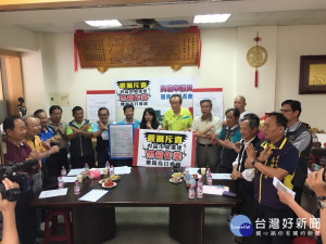 市議員吳瓊華和反屠宰場自救會開記者會指責。林重鎣攝