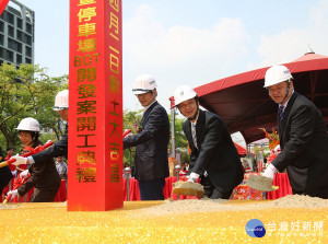 市長朱立倫、宏匯集團董事長許崑泰、議長蔣根煌等出席動土典禮，共同祈求工程順利圓滿。（圖／記者黃村杉攝）