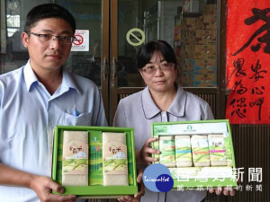 
大安農會打造精純又有製作產銷履歷的稻米新產品「安泉米」禮盒上市，訂日內舉行發表會，讓消費者了解好米能吃到健康及好口味。（記者陳榮昌攝）
