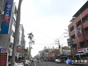 佳里小鎮「銀行街」各銀行進駐。圖銀行看板與本文無關。(圖/記者黃芳祿攝) 