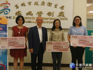 民眾於機場配合等待登革熱NS1快篩檢驗結果，現場即可獲250元禮券。（圖/記者潘姿瑛攝）