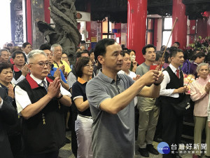 市長朱立倫由民政局長江俊霆陪同前往蘆洲湧蓮寺參拜祝壽，祈求市政順利。（圖／記者黃村杉攝）