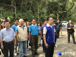 議員楊朝偉率大溪退伍軍人協會人員等至慈湖陵寢牌樓表達追思。(記者陳寶印攝)
