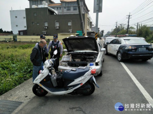 華姓涉嫌人在路邊竊取銀色自小客車代步，再偷其他兩面車牌替換用，被警方以夾擊方式逮住。