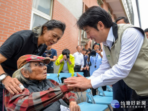 行政院院長賴清德視察鍾肇政文學生活園區整建工程中，與客家文學巨擘鍾肇政握手問好。