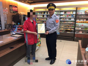 竹南分局為鼓勵超商店長及同仁阻詐並報警處理，成功有效阻絕民眾受騙，分局長陳宏賓特於6日下午，親往頒發感謝狀，以資鼓勵。（圖／竹南警察分局粉絲團）