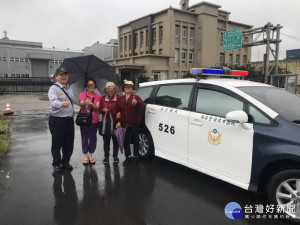 民眾忘了車輛停放位置，所幸有警方熱心協助，得以順利返家。