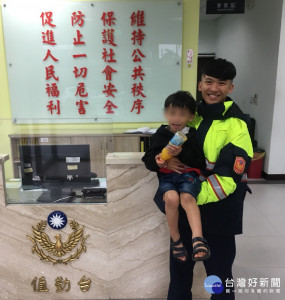 中壢分局大崙派出所警員吳明軒、周永昌，協助走失的6歲兒童返回溫暖的家中。