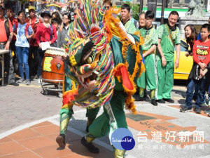 
107年運動i台灣計畫，八日在大甲火車站廣場隆重登場，擠滿民眾觀賞。舞獅、舞大刀、舞雙刀都快如閃電，煞是好看，贏得滿堂彩。（記者陳榮昌攝）