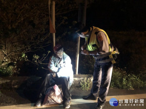 富岡派出所警員，看見老翁獨自攜帶行李蜷蹲於路旁，向前關心是否需要協助。

