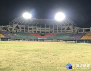 台東棒球村第一棒球球夜間照明8日正式啟用。