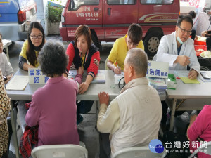 仁愛醫院指導長者存骨本。林重鎣攝