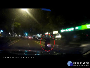 機車後座乘客熱心指引小貨車逃逸方向