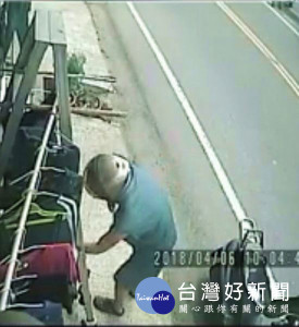 監視器清楚拍下竊嫌騎乘機車於民宅附近徘徊後，停車偷取晾曬之內衣後離去的身影。（記者陳昭宗拍攝）