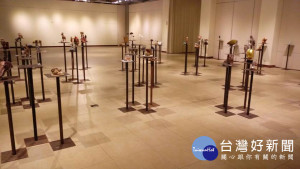 展出歷屆得獎作品共74件作品，媒材包括陶瓷、金屬、石雕、木雕、複合媒材等。