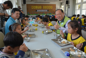 陳光復巡視西溪國小學童營養午餐 宣布9月起國中小學營養午餐全面免費