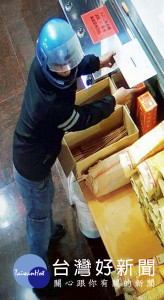 廟內監視器清楚拍下竊嫌動手偷取王爺的香油錢箱。